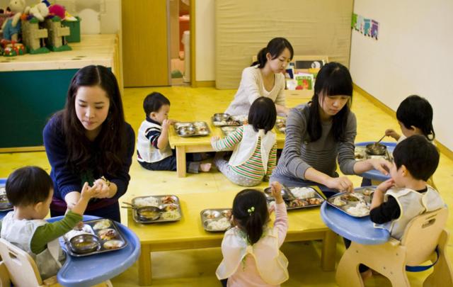 Nghe con kể ở lớp phải vào nhà vệ sinh ăn cơm, người mẹ tức giận đến tát cô giáo liền 2 cái và cái kết thật khó tưởng tượng-2