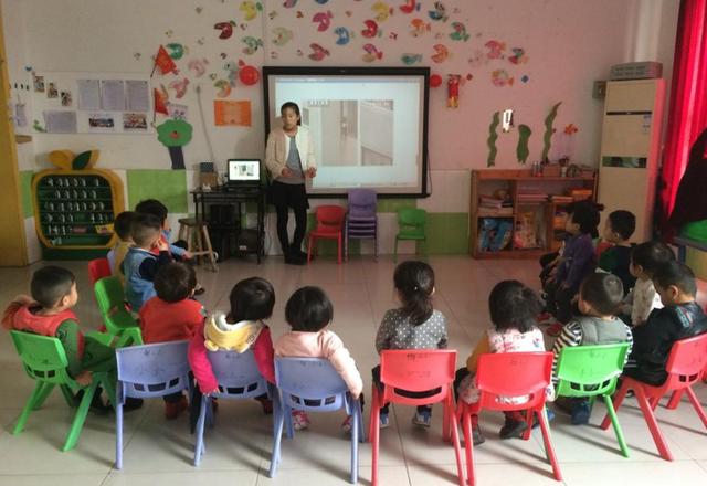 Nghe con kể ở lớp phải vào nhà vệ sinh ăn cơm, người mẹ tức giận đến tát cô giáo liền 2 cái và cái kết thật khó tưởng tượng-3