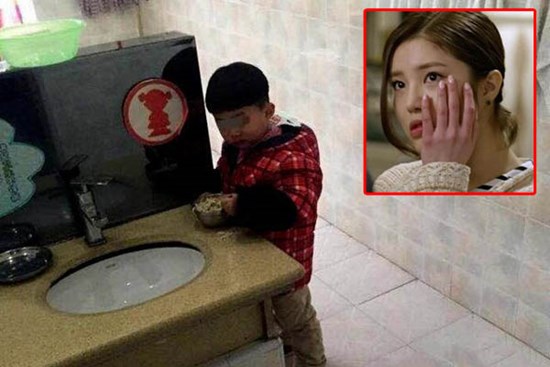 Nghe con kể ở lớp phải vào nhà vệ sinh ăn cơm, người mẹ tức giận đến tát cô giáo liền 2 cái và cái kết thật khó tưởng tượng