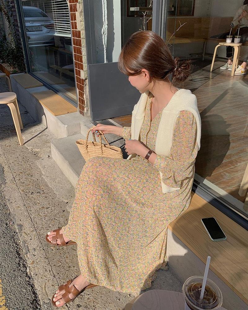 10 công thức diện váy hoa xinh mê tơi từ hội gái Hàn, phải lưu ngay để Hè này còn áp dụng-9