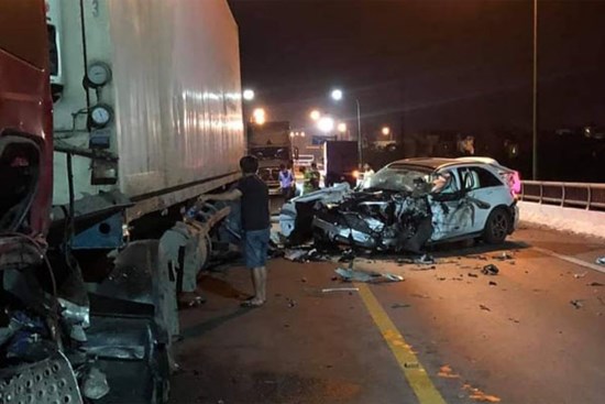 Tai nạn liên hoàn trên cầu Quán Hàu, ô tô con biến dạng, tài xế tử vong