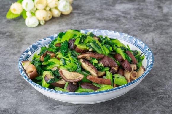 Bất kể xào rau gì, chần trước qua nước sôi hay cho giấm đều sai, hãy ghi nhớ điều này, rau sẽ có màu xanh mướt và mềm ngon hơn-2