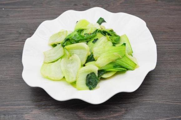 Bất kể xào rau gì, chần trước qua nước sôi hay cho giấm đều sai, hãy ghi nhớ điều này, rau sẽ có màu xanh mướt và mềm ngon hơn-4