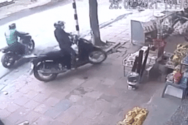 Xuống xe mua đồ, người phụ nữ không hề biết điều đáng sợ diễn ra ngay sau lưng