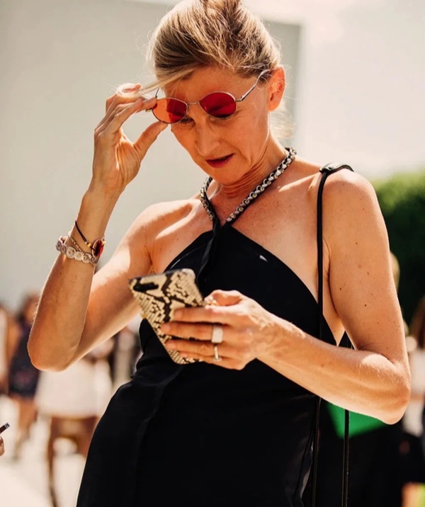 Nghe lời xúi bẩy của 3 gã trai trẻ 9X, cụ bà U80 kết hôn với con trai nuôi và cái kết đắng ngắt-1