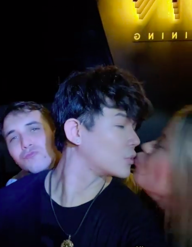 Hẹn đọ siêu xe bất thành, Nathan Lee lên bar hôn nồng nhiệt 1 cô gái ngoại quốc và còn bị nghi dự tiệc bóng cười-3