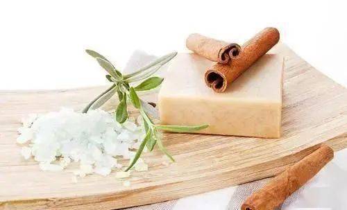 Không ngờ ngoài việc tắm rửa, xà phòng lại có tác dụng lớn khác, đặt thử trong tủ quần áo hoặc giá sách vào mùa hè, bạn sẽ thấy điều bất ngờ xảy ra-1