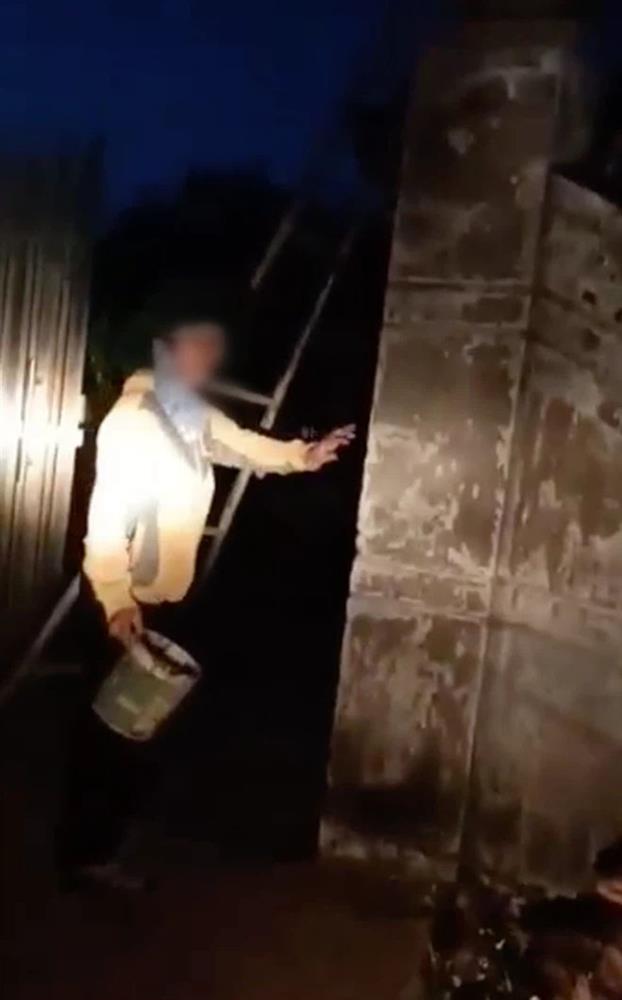 Vụ bé trai 2 tuổi và mẹ bị đổ chất thải lên người: Tiết lộ bất ngờ về chủ nợ-1