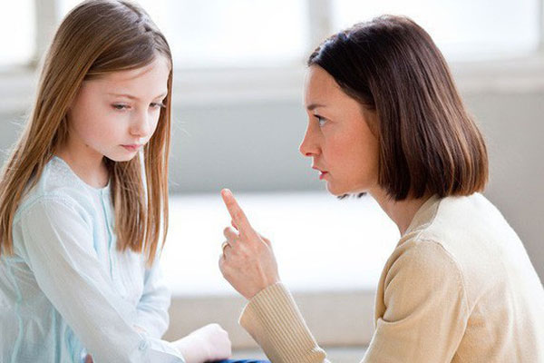 Cậu bé làm đổ hộp sữa chua lênh láng trên sàn tàu, câu nói của ông bố khiến người xung quanh ngỡ ngàng-4