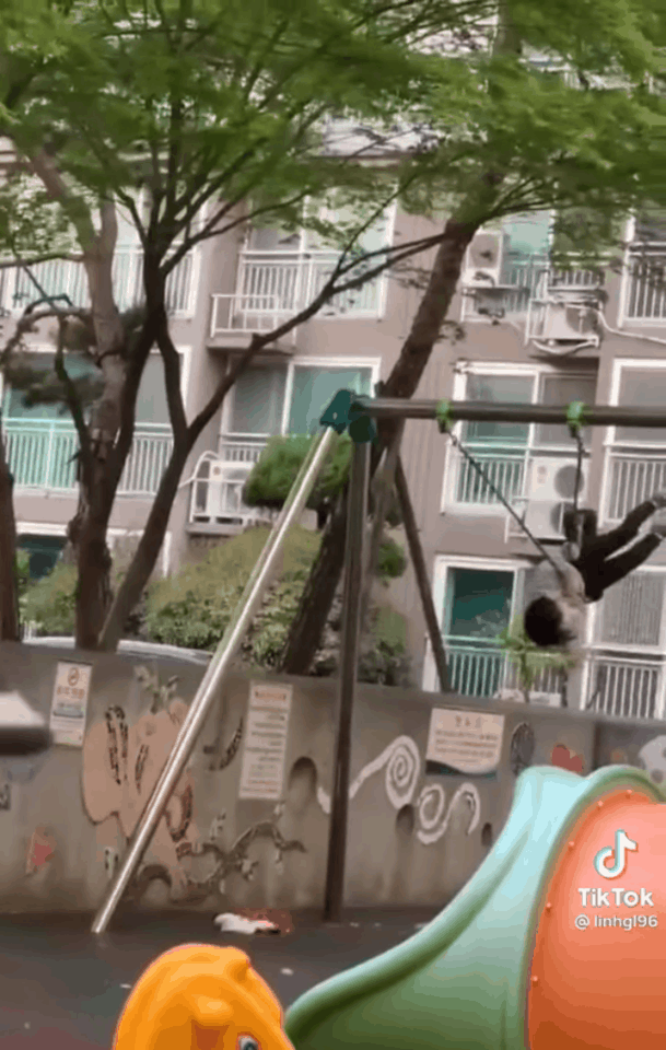 Cô bé chơi xích đu như làm xiếc, biểu diễn lộn nhào thắt nơ khiến các phụ huynh hoảng hồn-1