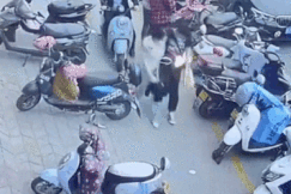 Đang đi dạo cùng bạn gái, điện thoại trong túi bỗng phát nổ và cháy lớn