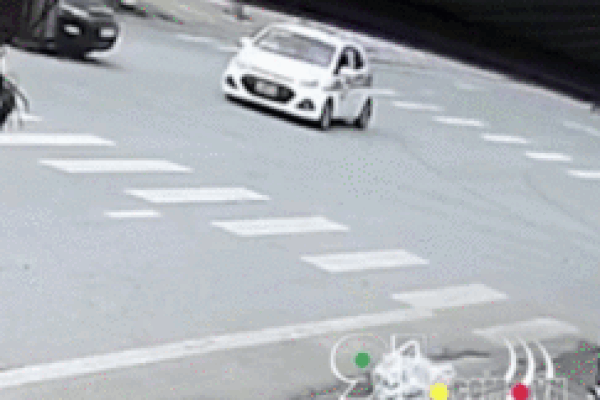 Chạy tốc độ cao tông nát taxi, thái độ của tài xế Range Rover gây bức xúc