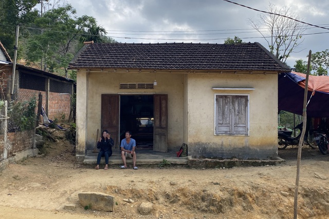 Chuyện của 2 thiếu nữ rời làng xuống phố, bị tra tấn ép làm tay vịn-1