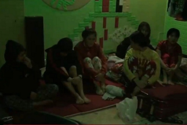 Chuyện của 2 thiếu nữ rời làng xuống phố, bị tra tấn ép làm tay vịn-2