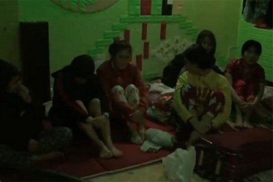 Chuyện của 2 thiếu nữ rời làng xuống phố, bị tra tấn ép làm 'tay vịn'