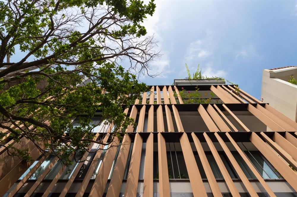 Ngôi nhà phố có cầu thang độc đáo đi trên mặt nước-2