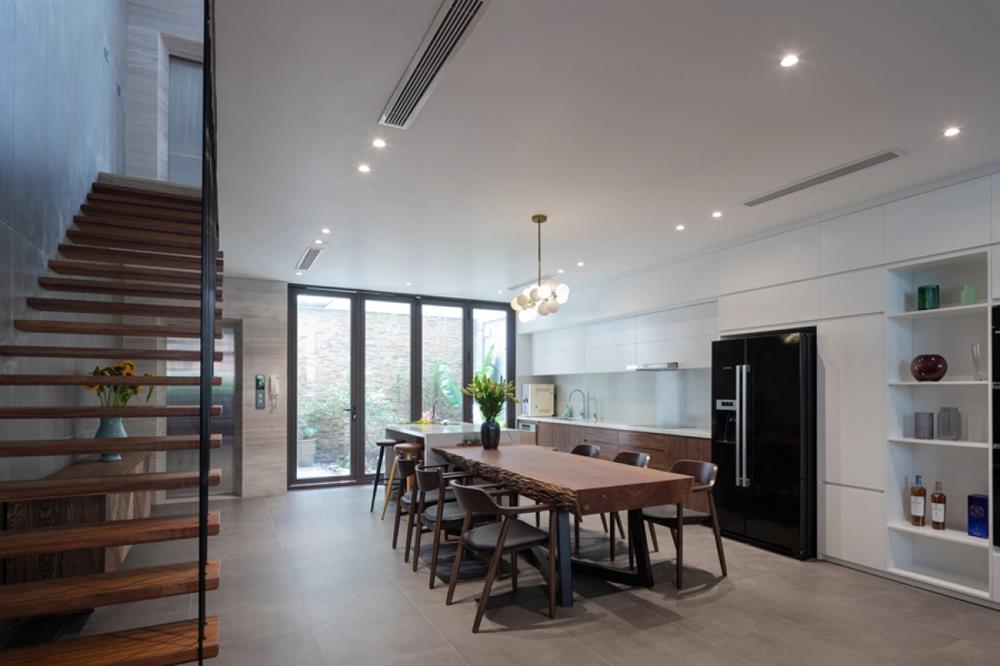 Ngôi nhà phố có cầu thang độc đáo đi trên mặt nước-5