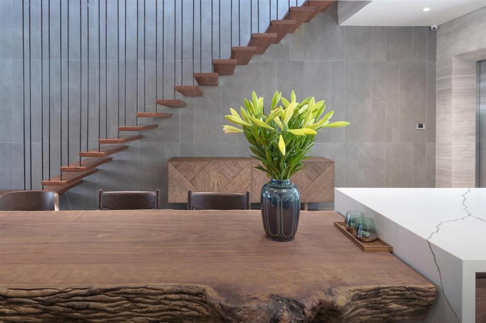 Ngôi nhà phố có cầu thang độc đáo đi trên mặt nước-6