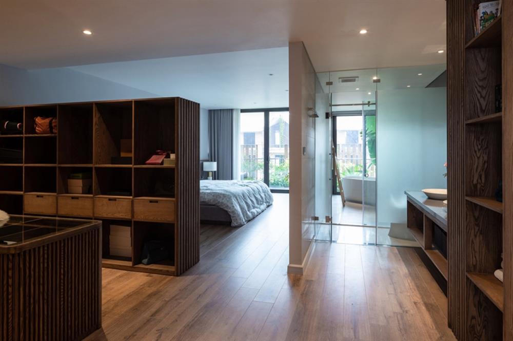 Ngôi nhà phố có cầu thang độc đáo đi trên mặt nước-9