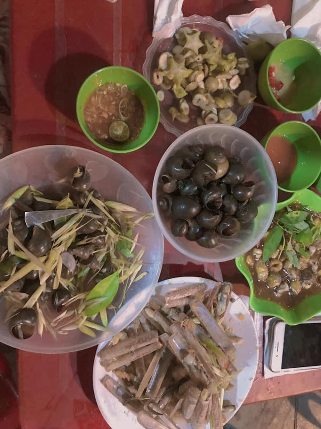 Nghỉ lễ chọn ra hồ Tây lộng gió ăn ốc lề đường, đến khi nhìn thấy hóa đơn kê giá 730k, hai cô gái tưởng đâu trúng gió sốc đến đơ người-1