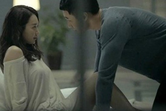 Trời nắng to nhưng đôi giày của chồng ướt nhẹp, tôi hỏi thì anh đáp 1 câu hé lộ bí mật ngoại tình khủng khiếp