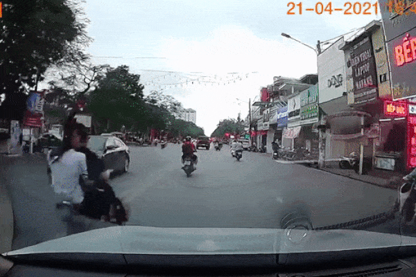 2 thanh niên không mũ lạng lách trên đường và cái kết cực 