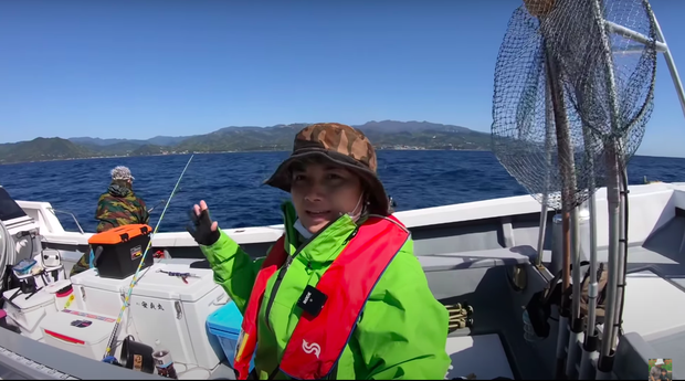 Tranh cãi việc nhà Quỳnh Trần JP ra biển câu cá mập con để ăn, cảnh máu me cũng được đưa ngay lên video-1