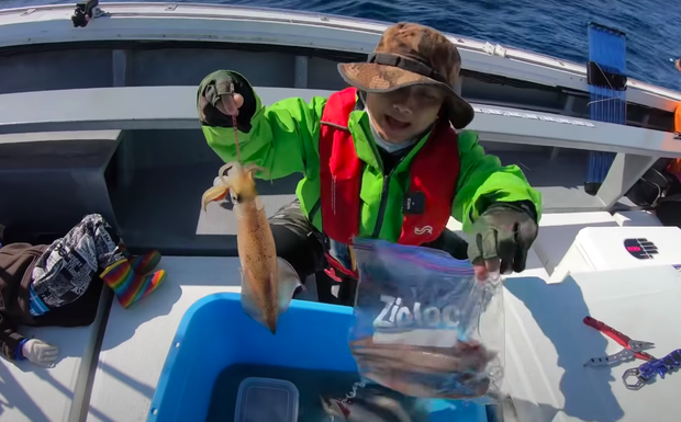 Tranh cãi việc nhà Quỳnh Trần JP ra biển câu cá mập con để ăn, cảnh máu me cũng được đưa ngay lên video-3