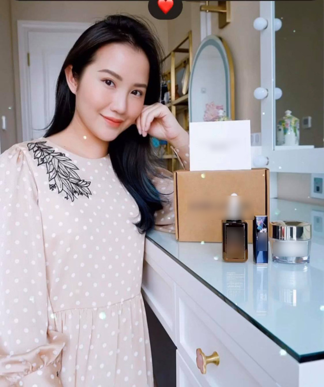 Mặc váy rộng, dấu khéo vòng 2 và thói quen ăn uống khác lạ khiến người hâm mộ hoài nghi vợ Phan Thành mang thai?-9