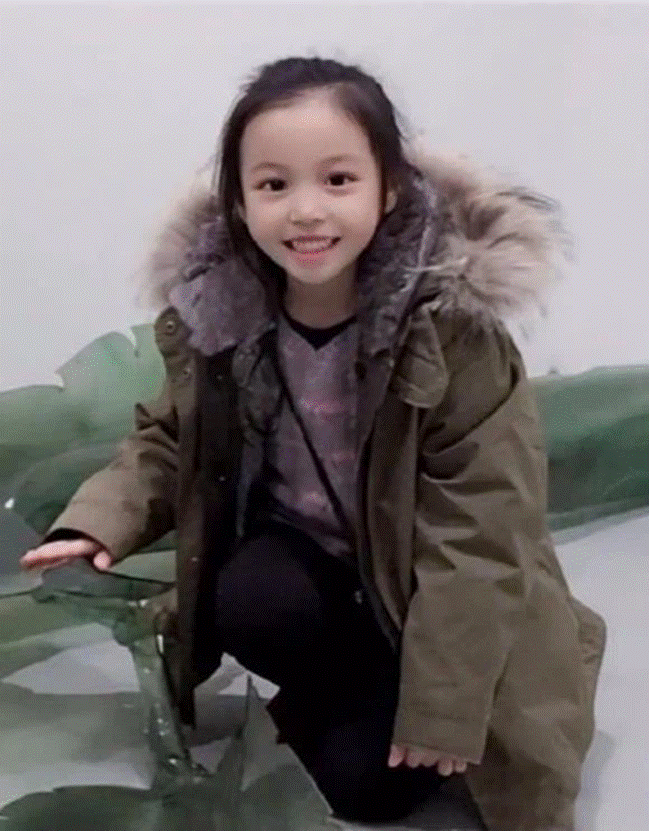 Con gái Triệu Vy xinh đẹp ngỡ ngàng ở tuổi 11, nhưng nhìn 1 chi tiết, dân tình ngơ ngác hỏi nhau: Con của Én nhỏ đây á?-4