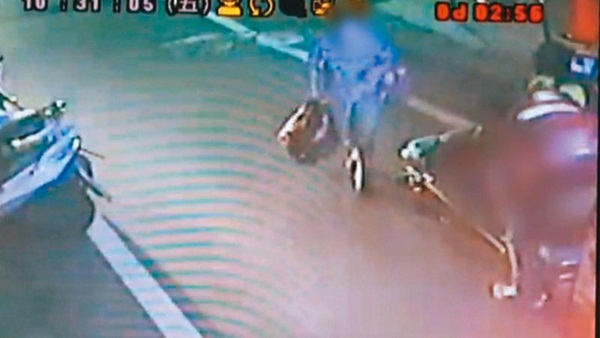 Bé trai chết gục trong nhà tắm với vết thương khủng khiếp, bộ mặt quỷ dữ của bà ngoại bị vạch trần cùng vụ trừ tà tàn nhẫn đến rợn người-1