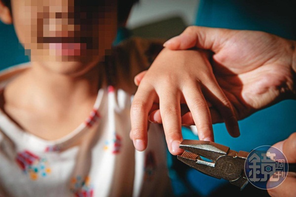 Bé trai chết gục trong nhà tắm với vết thương khủng khiếp, bộ mặt quỷ dữ của bà ngoại bị vạch trần cùng vụ trừ tà tàn nhẫn đến rợn người-2