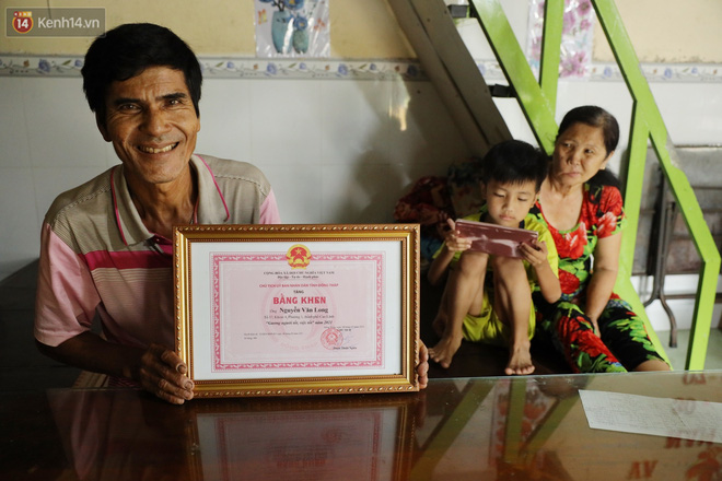 Vợ chồng nhặt ve chai ở miền Tây trả lại tiền tỷ cho người đánh rơi: Lỡ người ta tự tử thì sao? Mình nghèo thì chịu đi, hông lấy của ai hết trơn á!-5