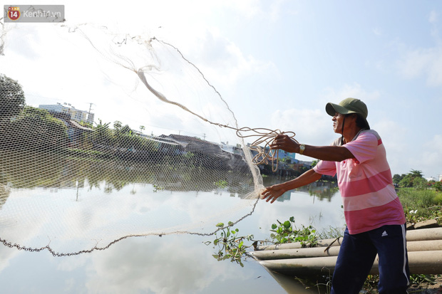 Vợ chồng nhặt ve chai ở miền Tây trả lại tiền tỷ cho người đánh rơi: Lỡ người ta tự tử thì sao? Mình nghèo thì chịu đi, hông lấy của ai hết trơn á!-11