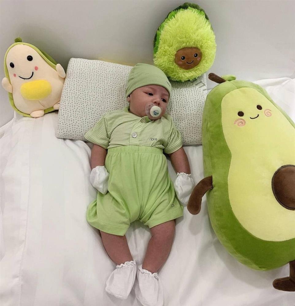 13 tháng tuổi đã chập chững biết đi, cháu ngoại đại gia Minh Nhựa khiến fan đổ rầm rầm vì đôi má phính siêu cute-3