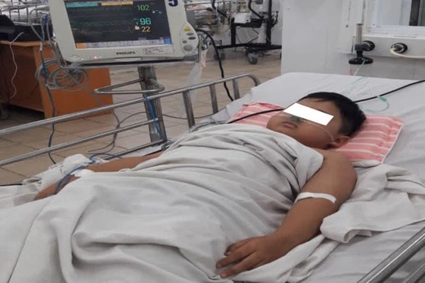 Bé trai 8 tuổi bị ngộ độc nặng khiến máu chuyển từ màu đỏ sang màu nâu, được chuyển 3 viện để cấp cứu-1