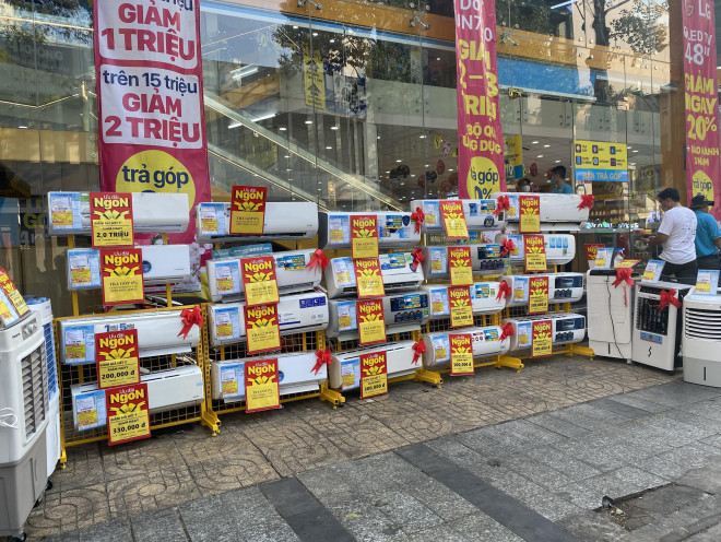 Máy lạnh, quạt điều hòa tràn ra vỉa hè-1