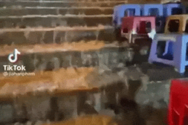 Đến với Đà Lạt tính ăn sập chợ đêm, ai ngờ đâu lại gặp cảnh tượng dở khóc dở cười khi phải ngồi ăn dưới chân là thác nước chảy ầm ầm-1