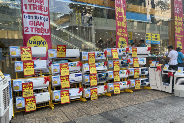 Đầu hè, thợ sửa điều hòa đắt sô, kiếm tiền không kịp thở-3