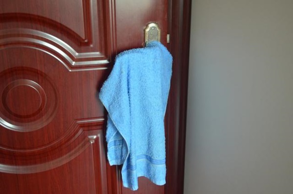 Khi ở trong khách sạn, tại sao phải treo khăn trên tay nắm cửa? Biết được điều này ai cũng gật gù-1