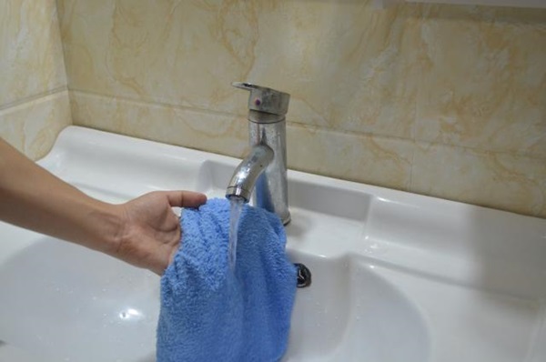 Khi ở trong khách sạn, tại sao phải treo khăn trên tay nắm cửa? Biết được điều này ai cũng gật gù-2