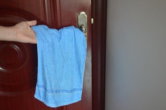 Khi ở trong khách sạn, tại sao phải treo khăn trên tay nắm cửa? Biết được điều này ai cũng gật gù