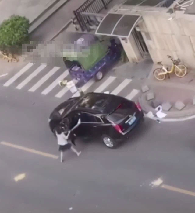 Chính thất chặn xe, náo loạn cả góc phố để bóc phốt chồng ngoại tình, hành động của người chồng khiến ai cũng chạnh lòng-1