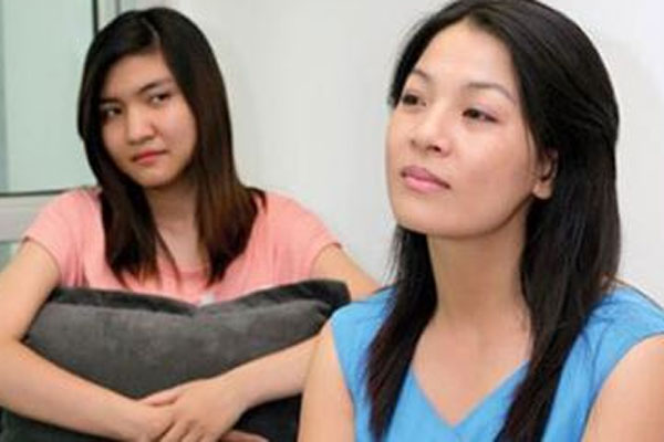 Cuối tuần rủ bạn về nhà chơi, cô đồng nghiệp cứ nhìn chằm chằm ảnh cưới của vợ chồng tôi rồi bỗng thốt ra một câu điếng người-2