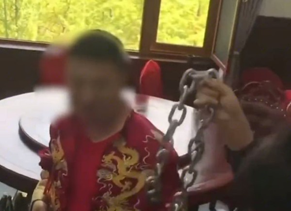 Chú rể bị bạn thân đeo xích sắt vào cổ rồi làm mất chìa khóa trong ngày cưới, gia đình phải lấy cưa máy ra giải cứu để còn động phòng-5