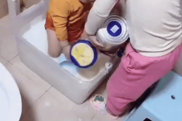 Dặn con lớn trông em, mẹ 