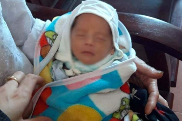 Bất cẩn bị dao đâm vào tim khi đùa nghịch với bạn-2