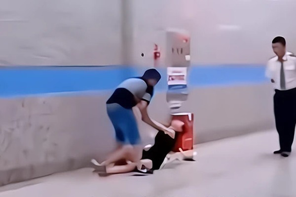 Bức ảnh Hoàng tử Louis sinh nhật tròn 3 tuổi gây bão MXH với chi tiết xúc động, cho thấy sự tinh tế của Công nương Kate-5