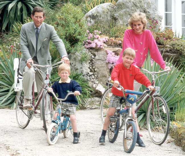 Bức ảnh Hoàng tử Louis sinh nhật tròn 3 tuổi gây bão MXH với chi tiết xúc động, cho thấy sự tinh tế của Công nương Kate-4