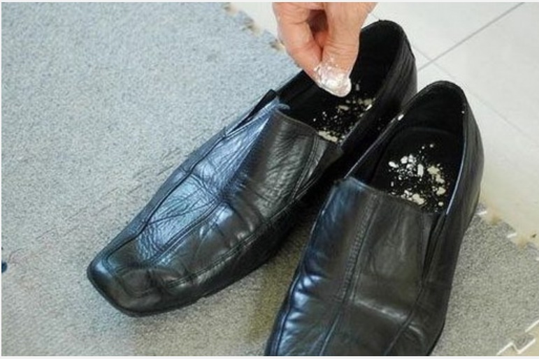 15 mẹo hay giúp khử mùi giày một cách dễ dàng, trời có nóng đến mấy cũng không khiến bạn mất tự tin với những người bên cạnh-12